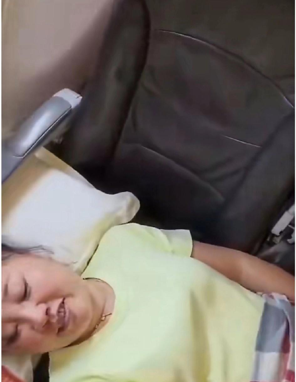 飞机上女子霸座，称自己有病必须躺着，面对jc和机组人员的劝导，女子表示：“今天谁