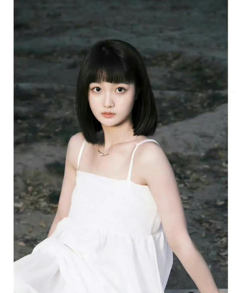 邵晴真是不聪明。张嘉倪离开买超，她自己能养2儿子，邵晴离开买超，她什么都没有。这