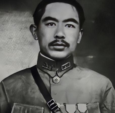 1945年，被调离新疆的盛世才，带着全身家当路过陕西宝鸡时，儿子看戏被打，车队被