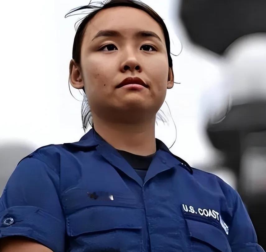 当年在美舰上警告中国海军的华人女兵郑浩儿，本以为能凭此换来绿卡和军功章，可她后来