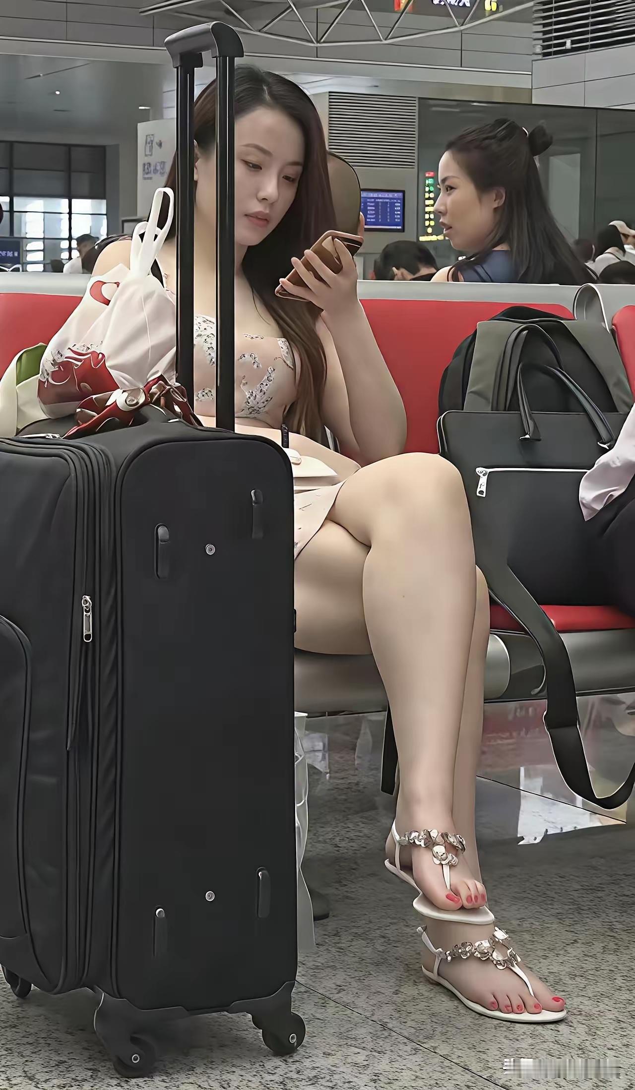 候车室的美女