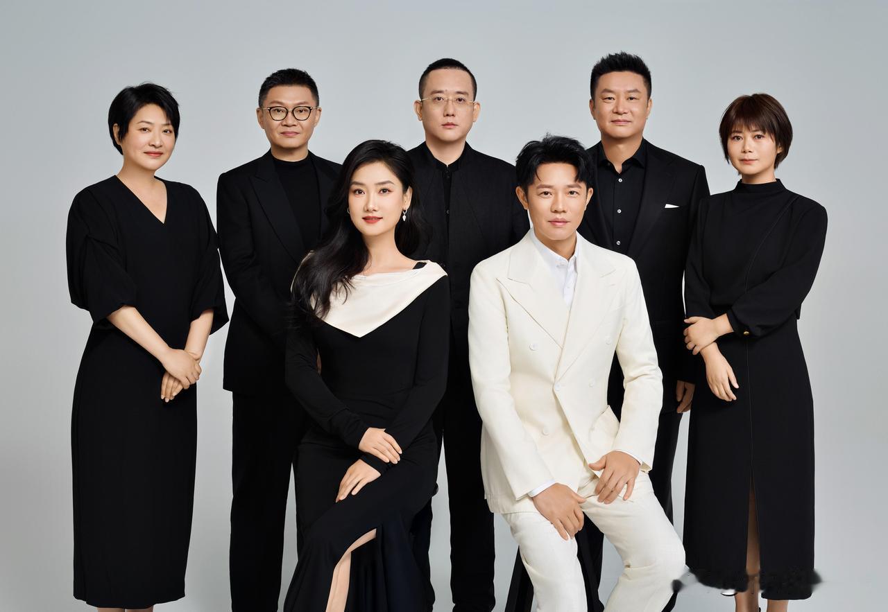 12月17日，著名歌手杨魏玲花在社交平台更新了一张“全家福”，但照片上不是她的家