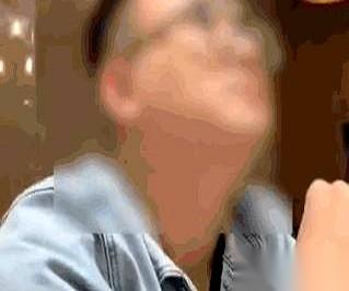 一个男人走进餐馆，坐下，直接点了两道菜：鱼香肉丝，麻婆豆腐。服务员的笔尖刚落在