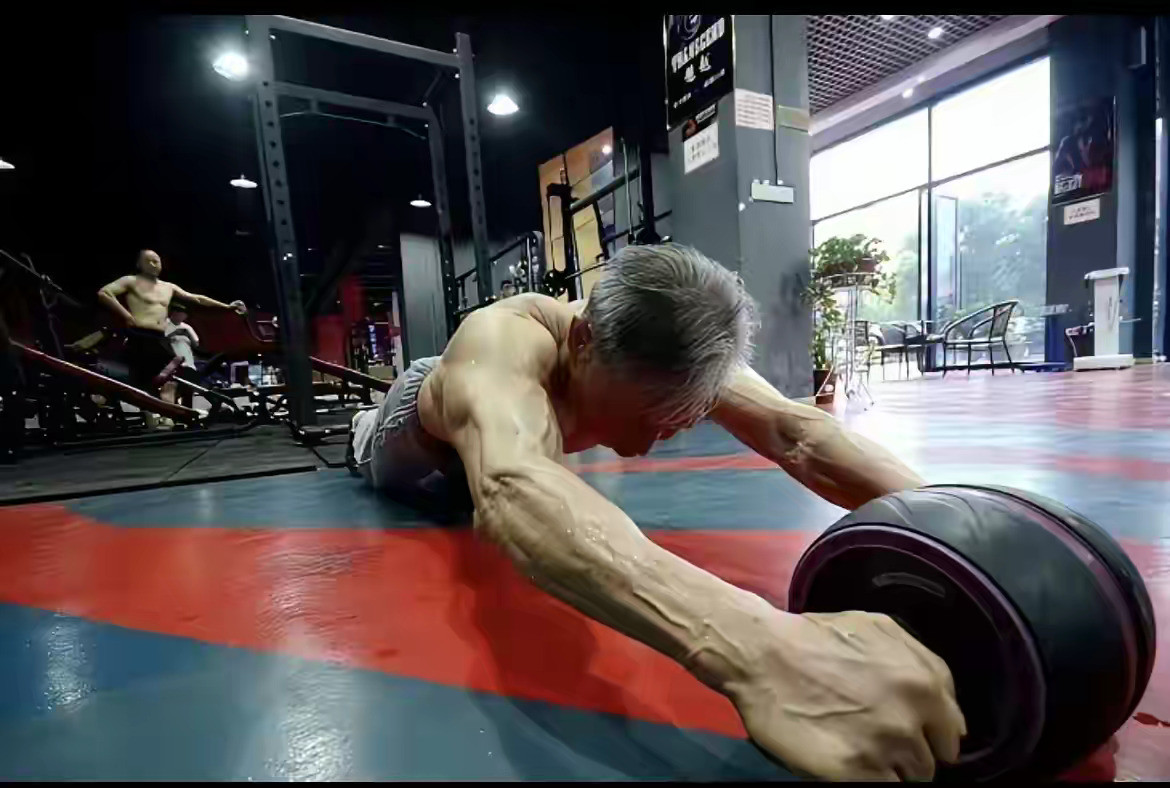 黄仁勋，手搓“健腹轮”的图片！华人首富对自己太狠了，难怪看他与别人的合影，都是那