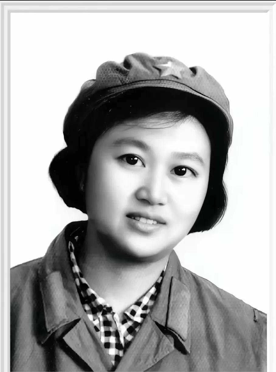 1953年，一位女红军正在在供销社时，突然被一男子认出并说：“你竟然还活着？你男