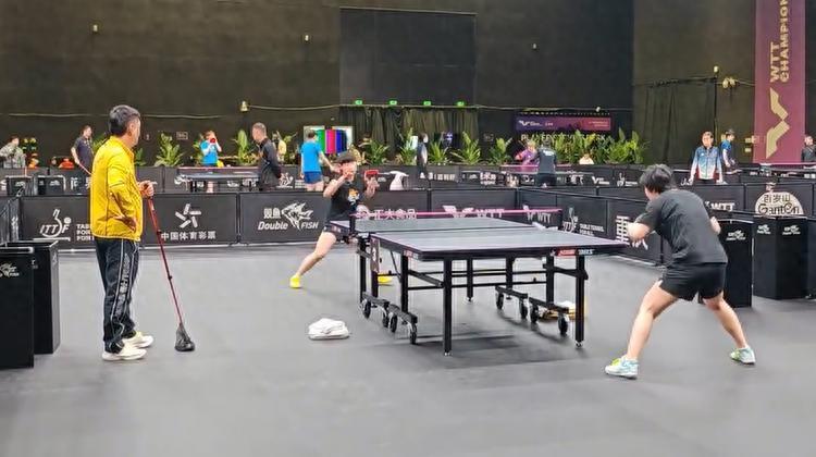 不是冤最聚头这句话用在WTT乒乓球冠军上太准确了内战，外战，所有对手都会吋不时