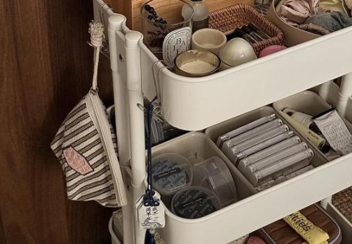 我家装修时，光电视背景墙就花了8000，邻居来看了直摇头。我去他家一瞧，电视墙啥