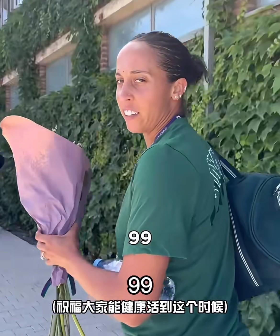 她直接翻！白！眼！甩“99”主打一个让年龄焦虑退！退！退！之前采访更绝，被