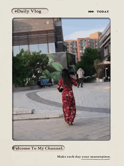 李湘与王岳伦现身北京街头被偶遇，李湘穿着大花裙子，瘦了很多！