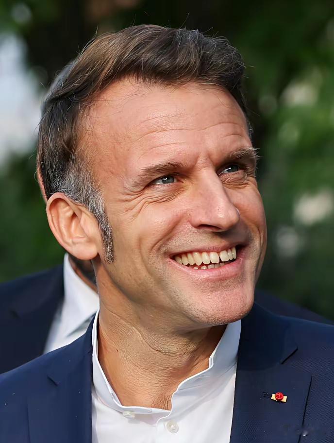 马克龙这次来访，目的明确：一\要大熊猫。上次两只大熊猫在法呆了12年，产下三仔