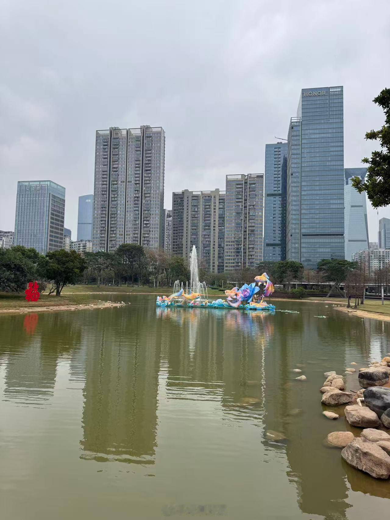 福田香蜜公园，对面楼盘18-20万一平。深圳