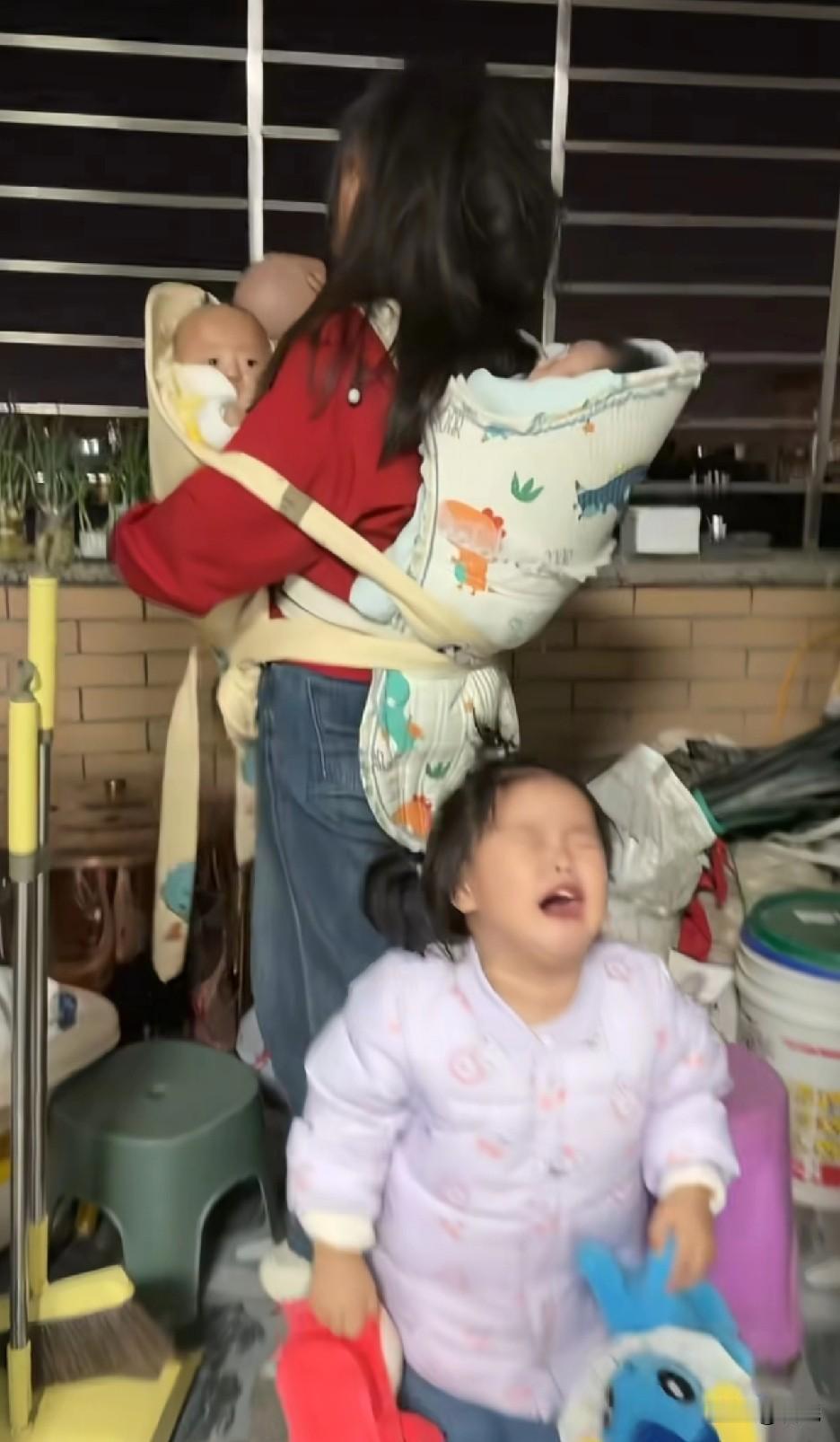 看她背着一个，抱着3个哄着，底下还有一个小的在哭。刚骂完我女儿的我，郁闷的心情一