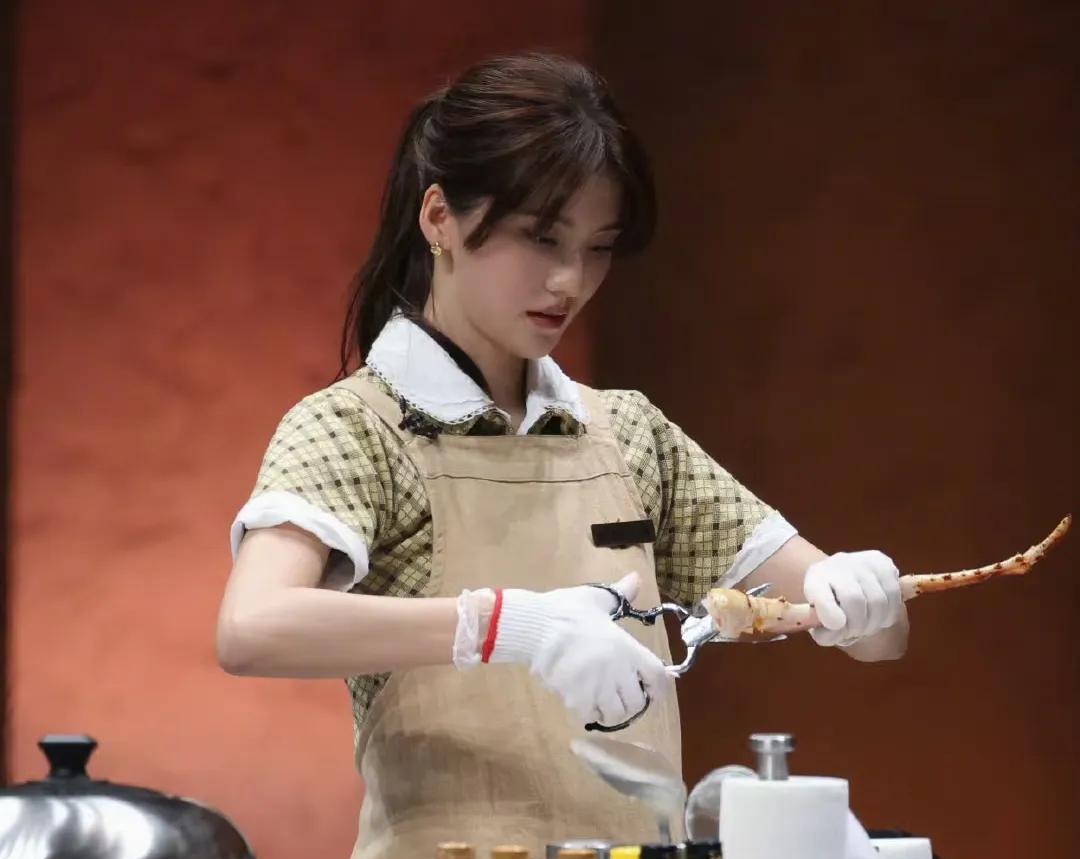 吴千语去参加了谢霆锋的做饭综艺，她厨艺居然这么好！一看这架势就是经常做饭的，非常