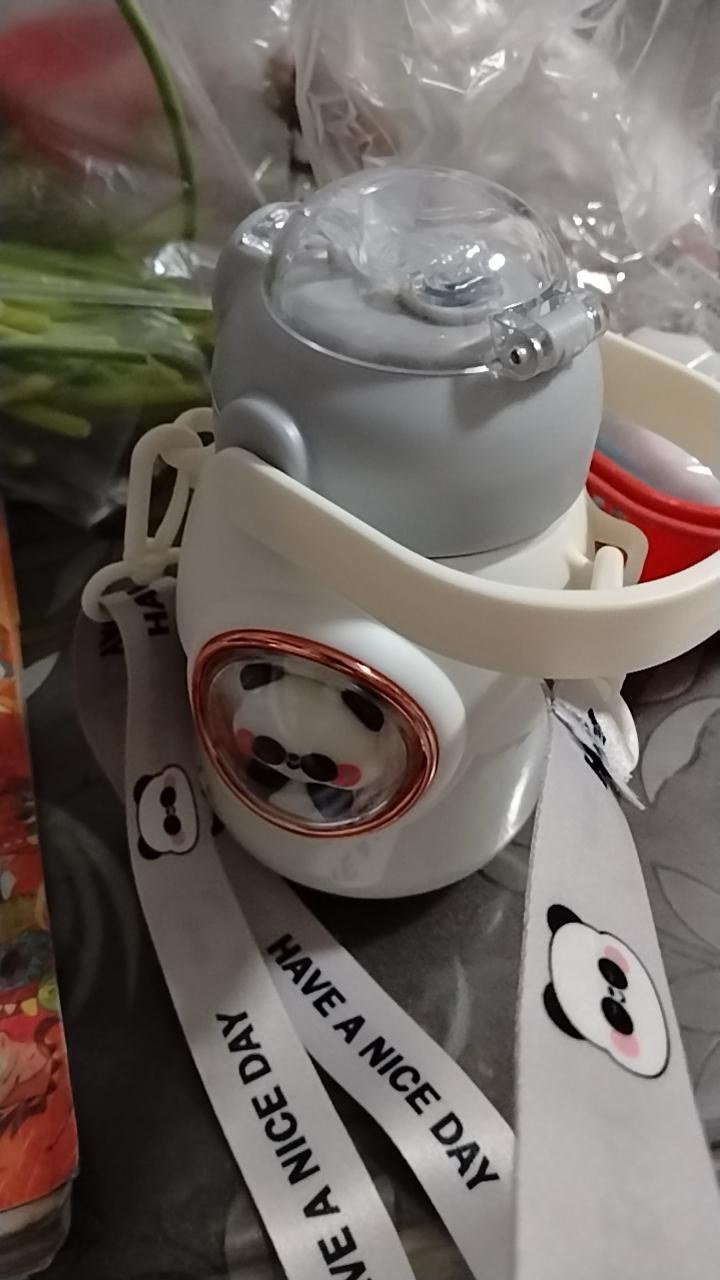 儿子的新水杯，花了60多块钱，我感觉好贵，再便宜的他不中意，没办法，养娃就是费钱