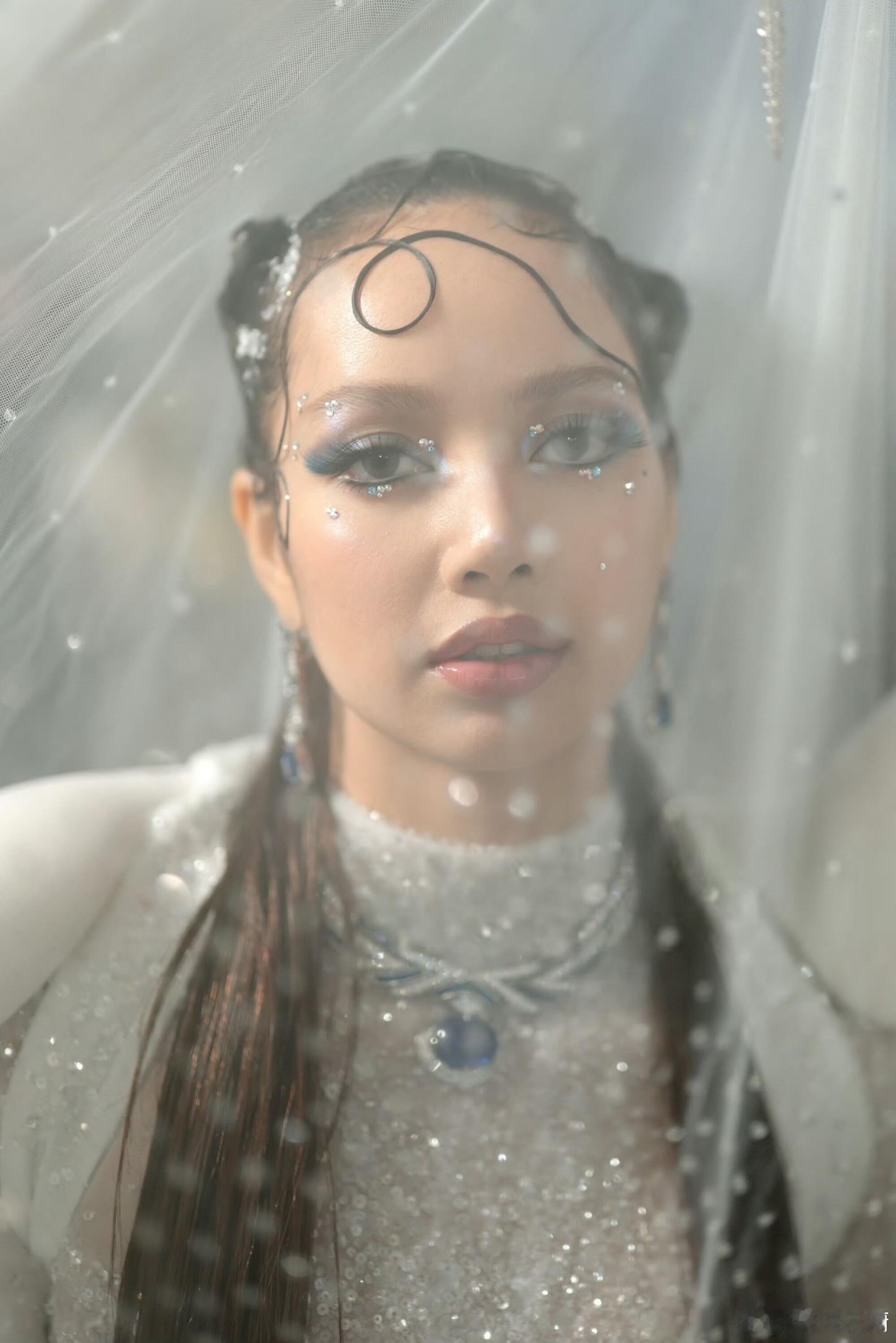 Lisa第二套Lisa出席MetGala晚宴的造型太帅了吧，完全女总裁。