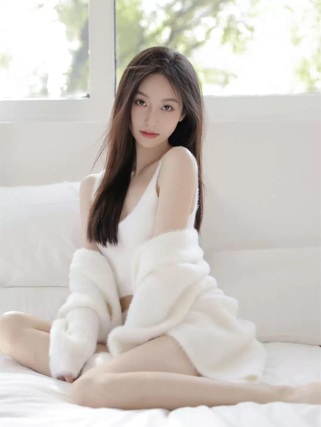 白色，看起来确实很耀眼……