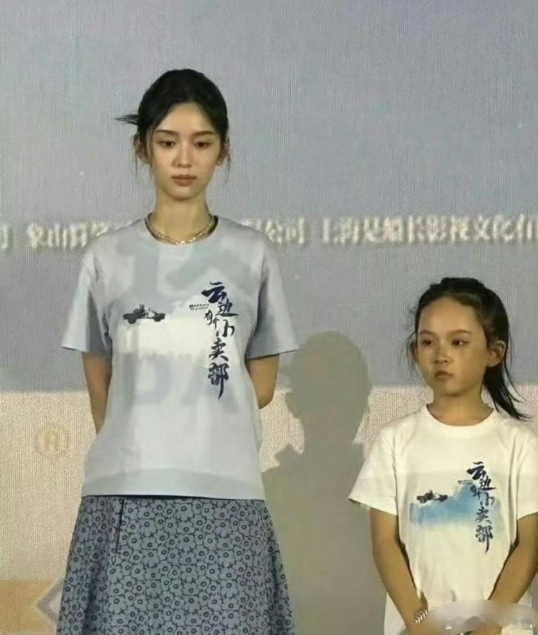 难怪女明星这么上镜呢，周也的头竟然比一个小孩子的头都要小很多。​​​