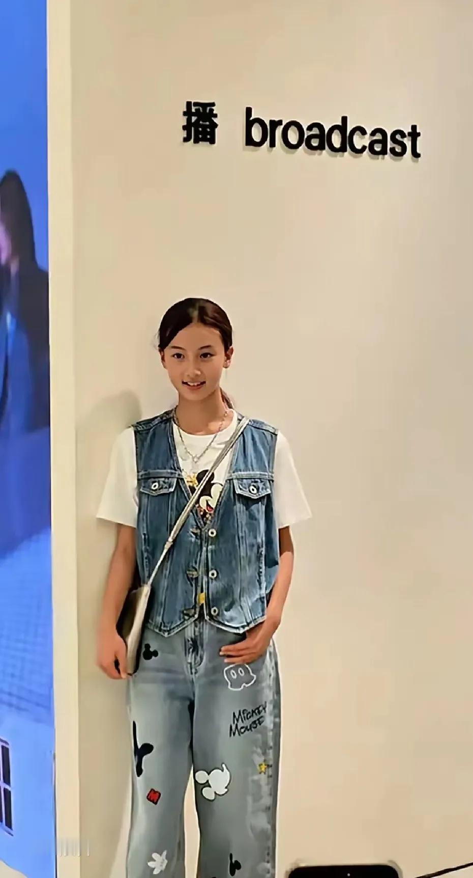 这个身材纤瘦，五官清爽的女孩子，有一个让人过目不忘的名字，七七。是近来网络上突然