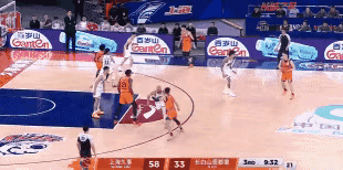 曾繁日投诉怀特塞德！上海男篮与吉林男篮的比赛，怀特塞德在完成上篮后，忽然对着曾