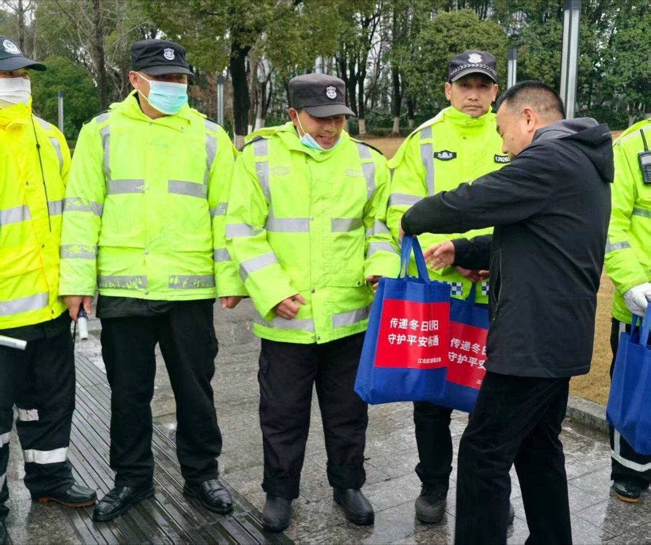 宁波江北慈善有爱暖冬同行年关将近，气温骤降，江北区慈善总会心系一线交辅警，用3
