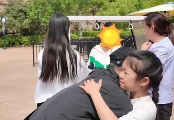 这个父亲节，忙坏了汪峰汪峰这个父亲节过得着实不易，带着三个娃忙得不可开交。他