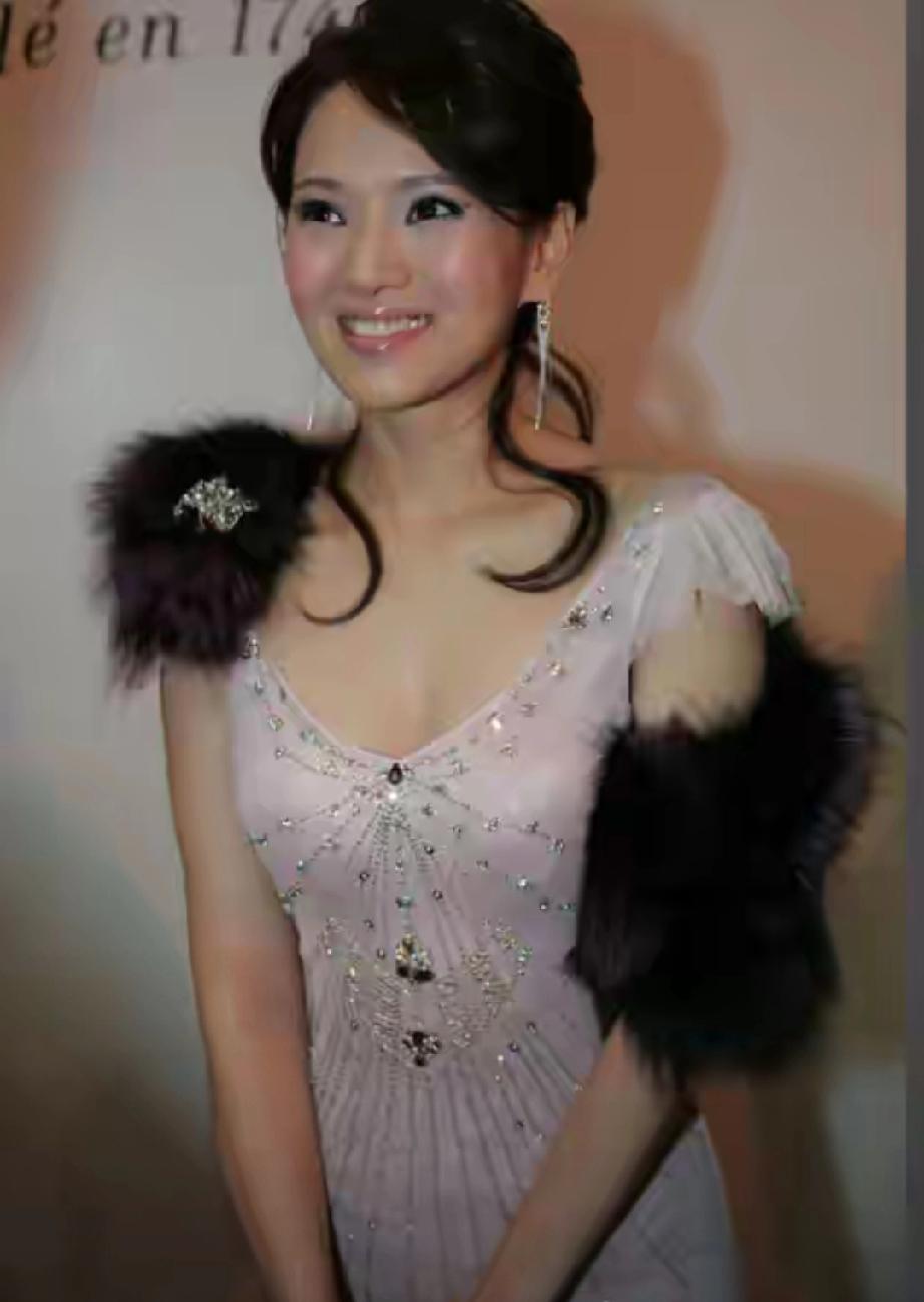 58岁伊能静身价过亿，却被9岁女儿愁到失眠身价过亿、婚姻幸福