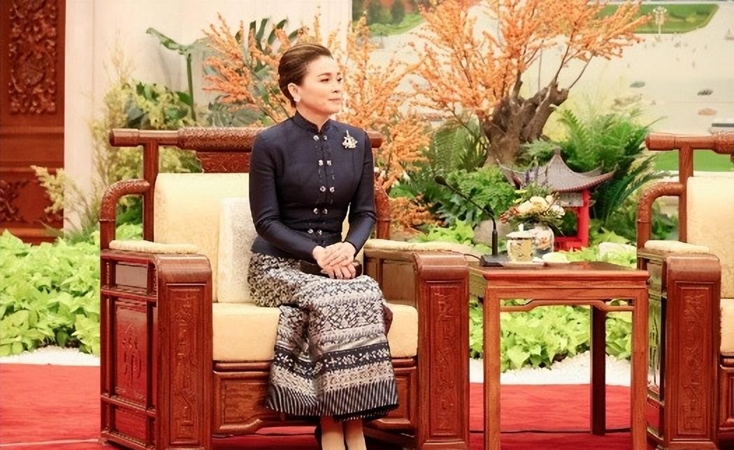泰王五婚独宠苏提达没美貌没背景的她凭啥稳坐后位泰王玛哈换过五位妻子，最美的西