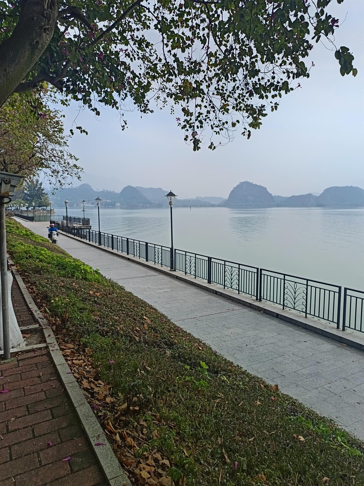 虽然肇庆只是一个四五线城市但是比起香港，澳门，上海，确实有点不一样你不信的话