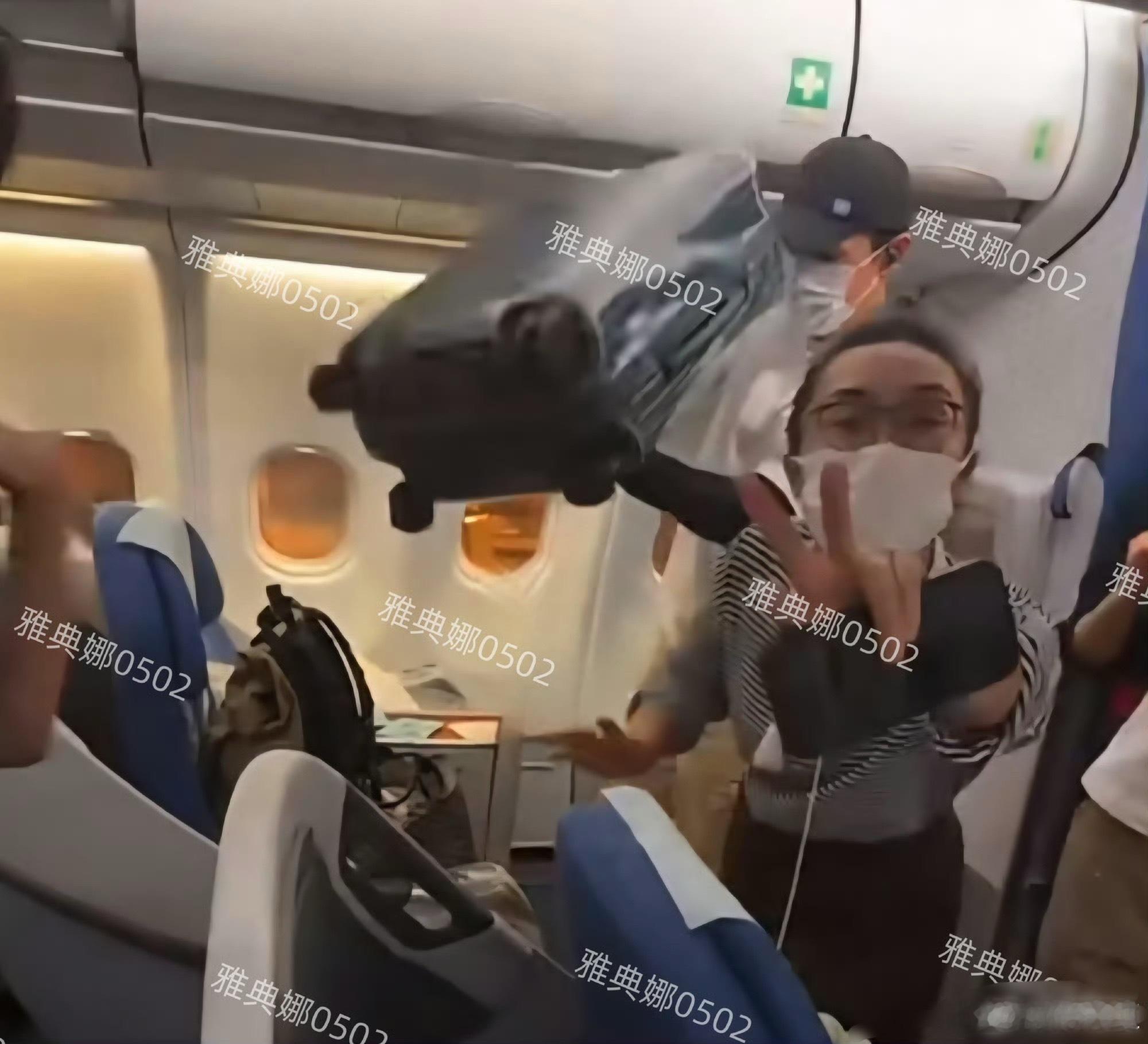 飞机上偶遇胡歌夫妇，他老婆黄曦宁个子不高其貌不扬但很凶很护夫。​​​
