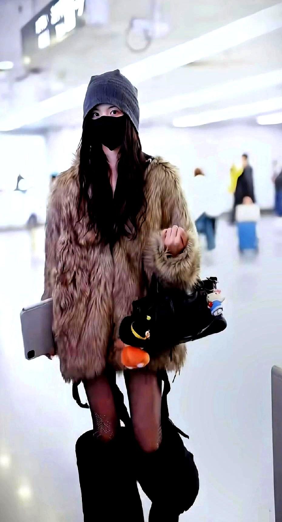 杨超越咋就把皮草这“灾难单品”穿火了？她那个小骨架，身高165，穿上巴黎世家