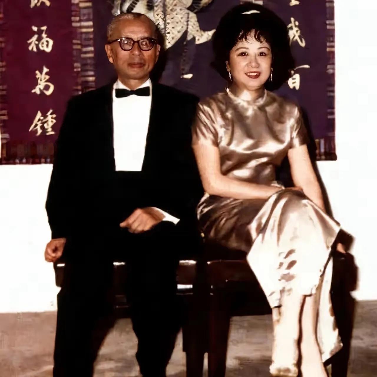 1969年，宋子文过75岁寿辰时，与夫人张乐怡的合影，画面中宋子文西装革履，头发