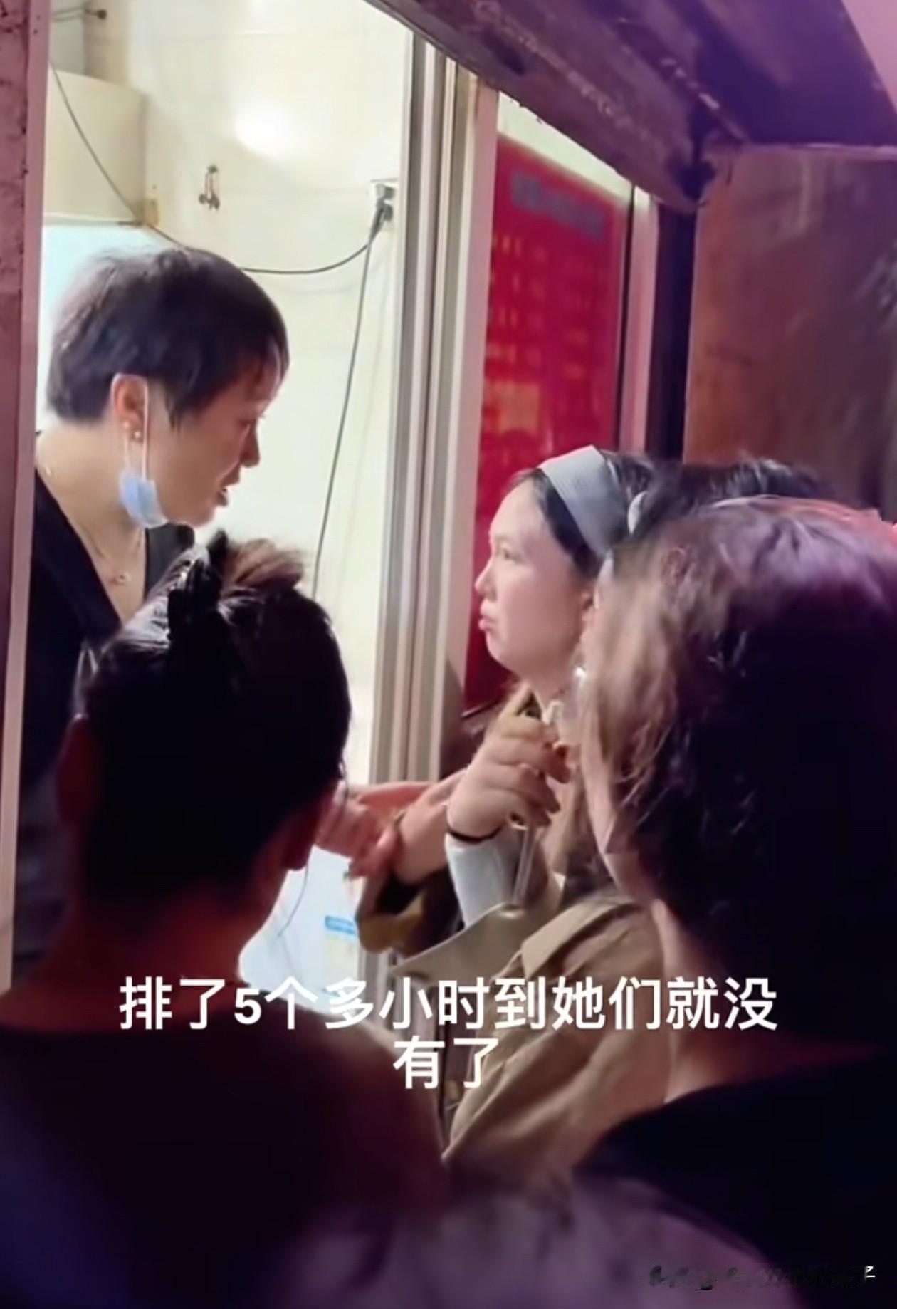 现在人真是闲的！被乌拉拉带火的郑州炒八掺小店被喷了，有顾客排队没吃上，就怪老板晚