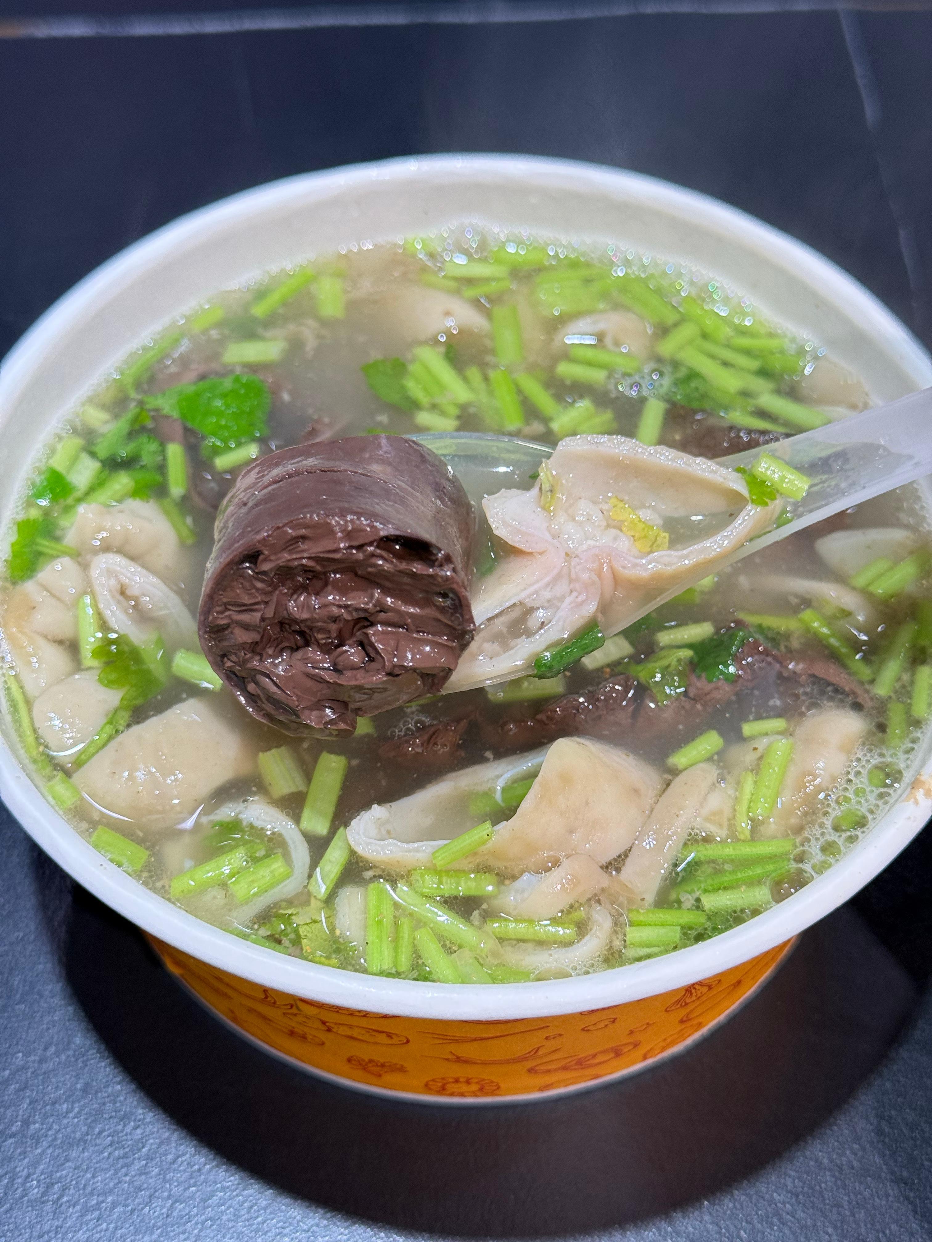 你们晚上吃什么？厦门这家大肠血很好吃，这玩意儿看着黑暗点，但是大冷天来一碗太舒服