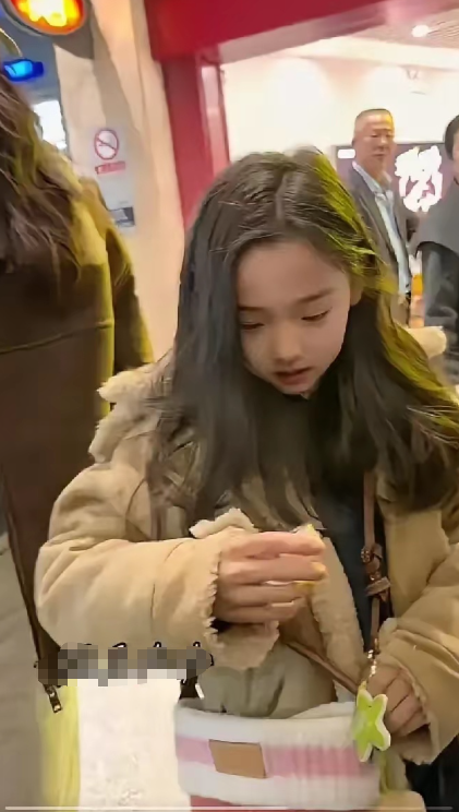 董璇女儿才8岁，已经跑通告、染头发、摆pose，动作比大人还熟练了。​​镜头前