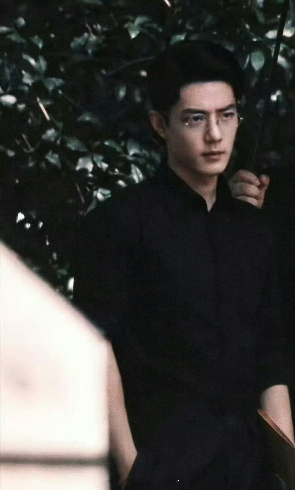 《谍报上不封顶》肖战黑衬衣路透🈶，这个脸过于权威了就是说​​​