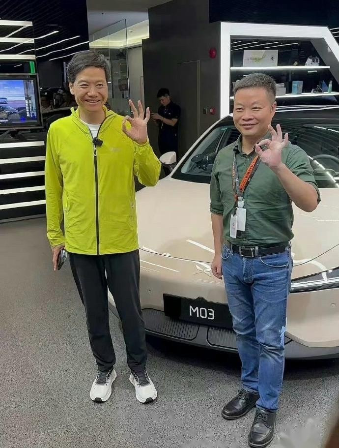 哈哈哈哈，雷总还是跟谁都要「抱怨」一句！但是没有当时何小鹏和李斌的「忽悠」造车，
