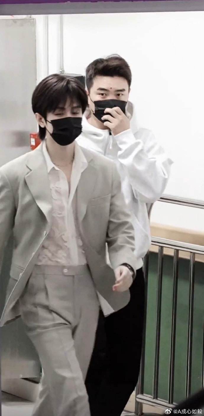 成毅卡其色西装look成毅镂空印花衬衫简约又不失设计感，成毅穿什么都好好看