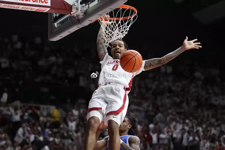 阿拉巴马大学的大二后场球员小拉巴隆-菲隆（LabaronPhilonJr.）