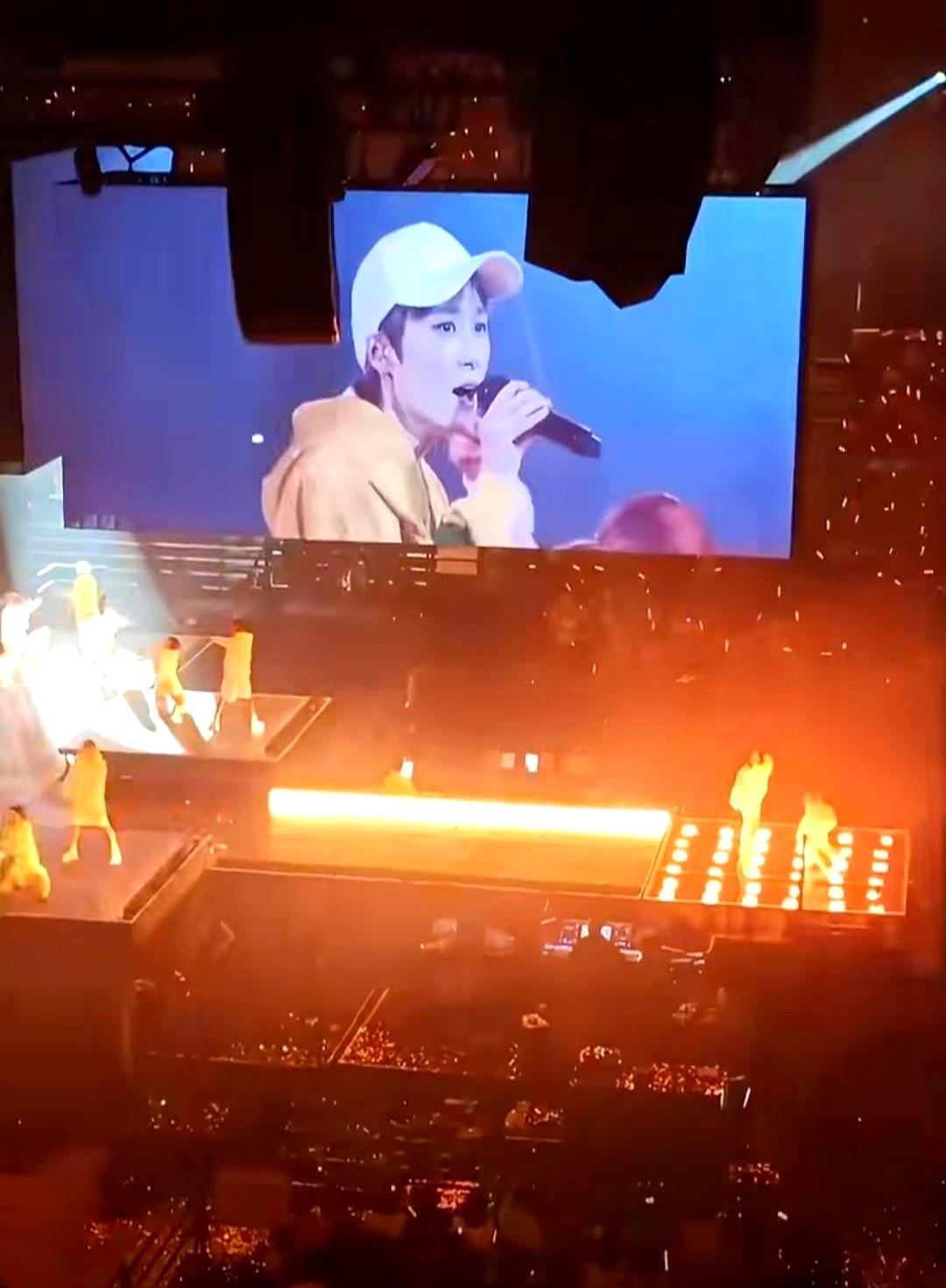 内娱到底谁有这么大面子，一场演唱会能把半个娱乐圈都搬到台下当观众？李宇春这次开唱，硬是办成了年度团建
