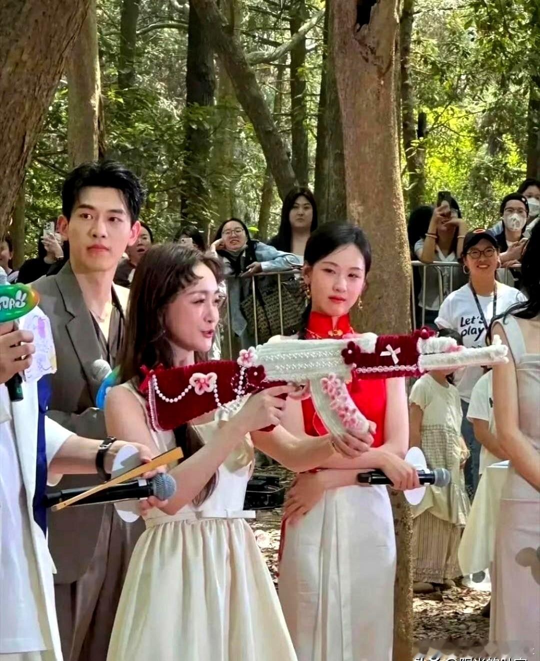 不情愿全写在眼神里，这姐是懂拒绝的。手刚搭上腰，陈都灵的眼神瞬间就变了，那种嫌