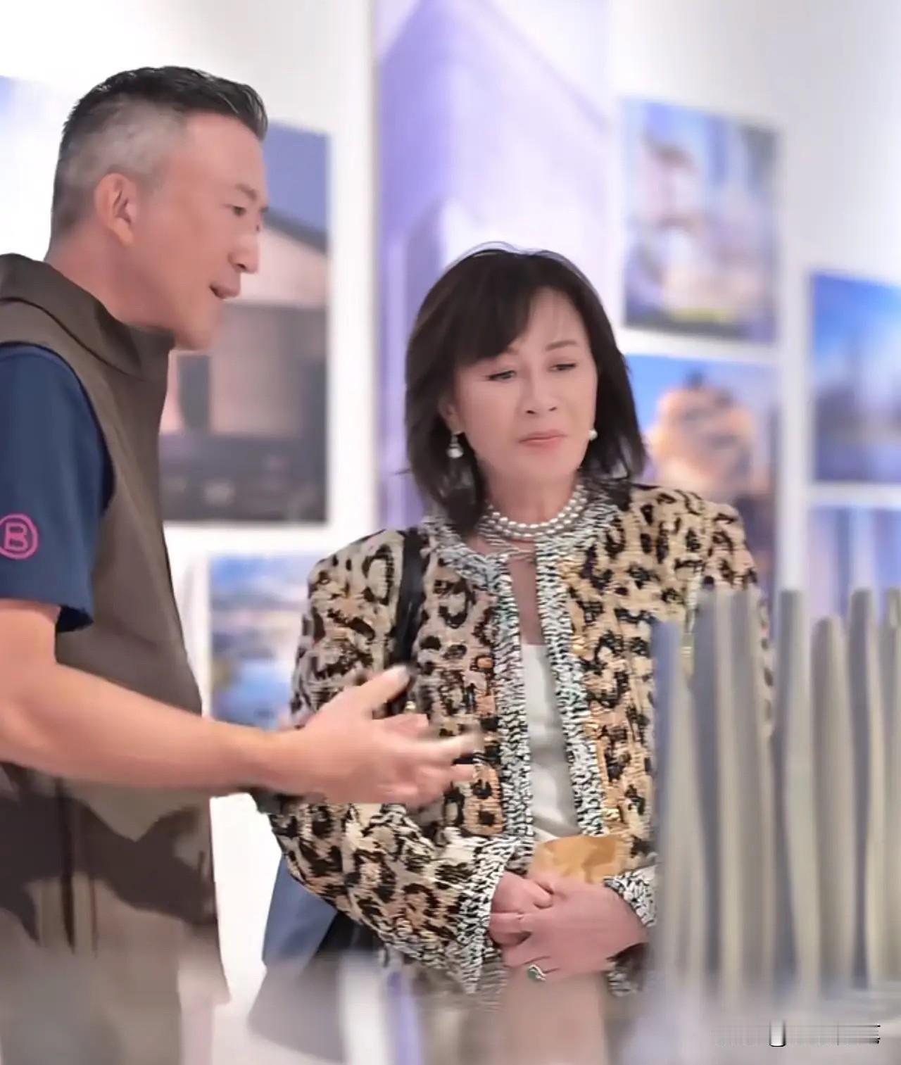 刘嘉玲穿豹纹小香风看展，不扮嫩不显老，这才是60岁该有的贵气吧！近日，刘嘉玲