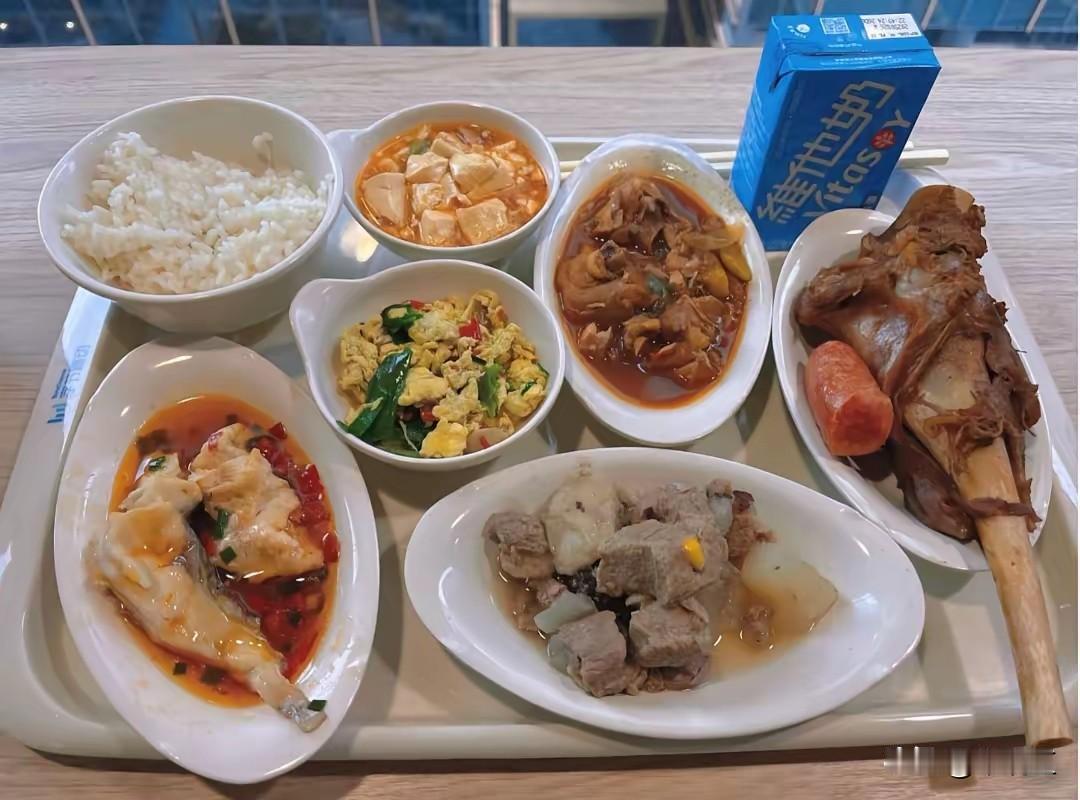 猜猜这是哪家公司的员工食堂？放眼望去，天南海北的美食在此汇聚，从麻辣香锅到广式烧