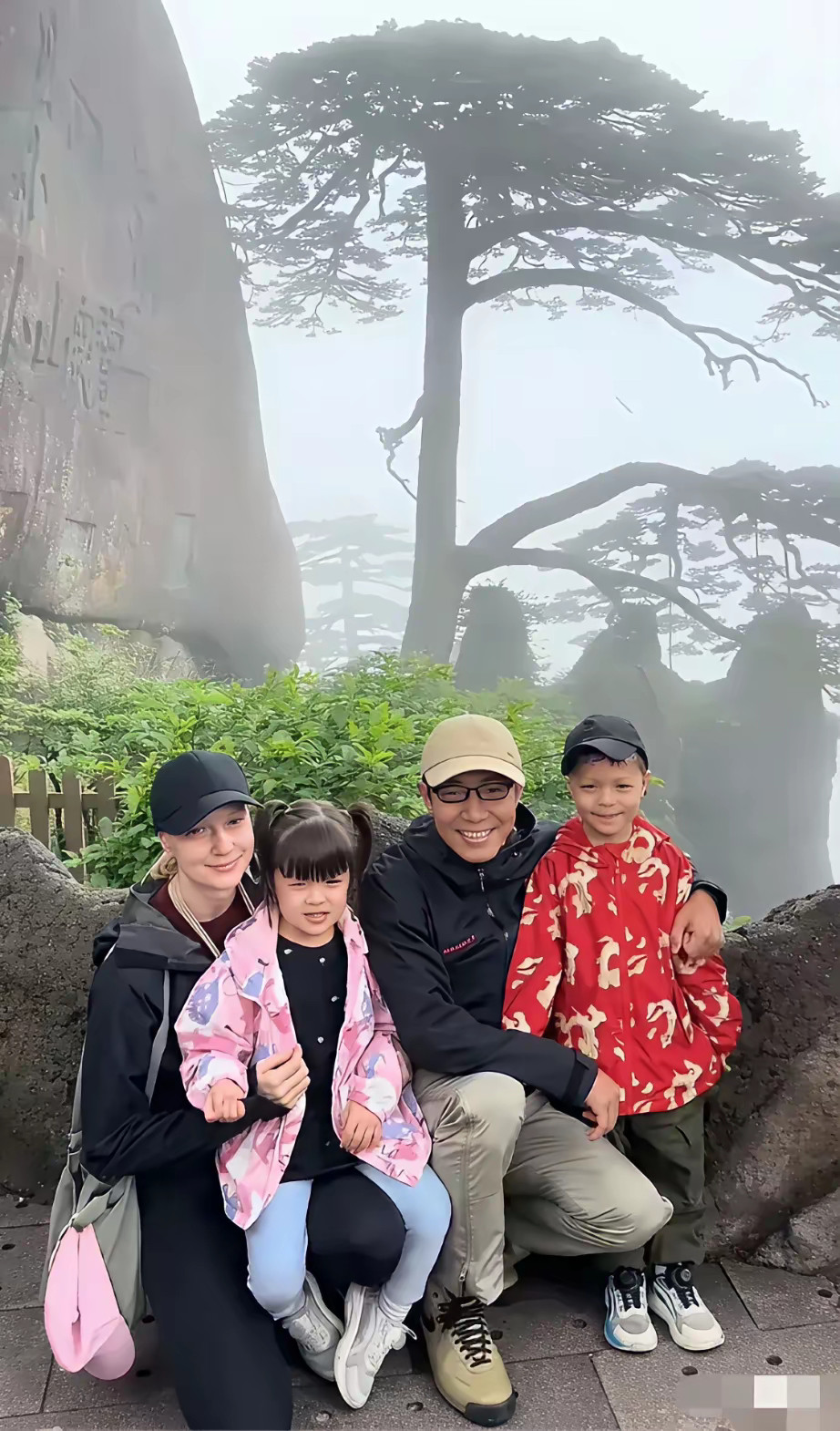 撒贝宁全家福，这俩孩子长相究竟随了谁？妻子李白是一个大美人，撒贝宁虽然个头矮了点