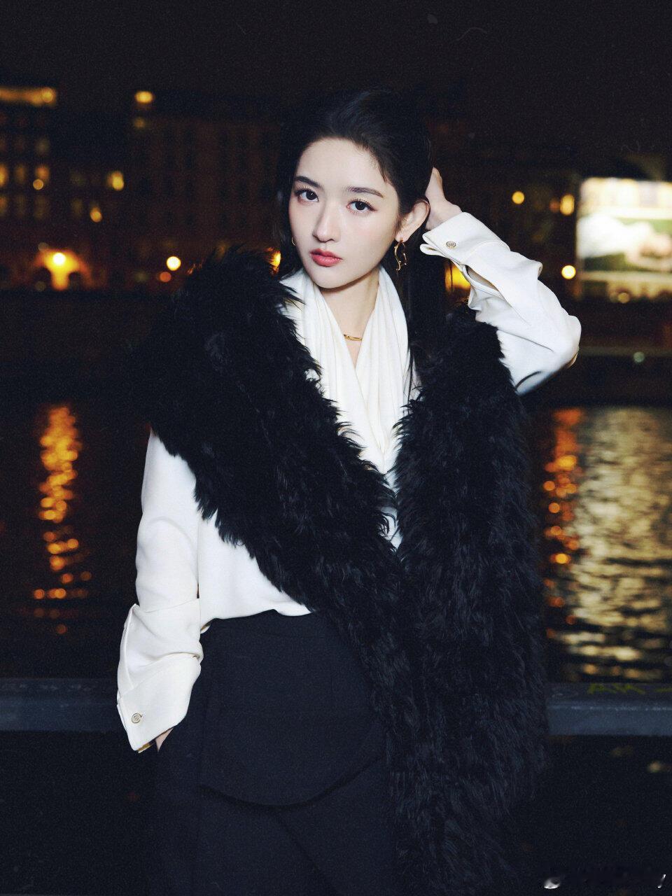 巴黎高定时装周王玉雯巴黎看秀王玉雯一袭黑白毛绒拼接装亮相迪奥2026早秋大秀，