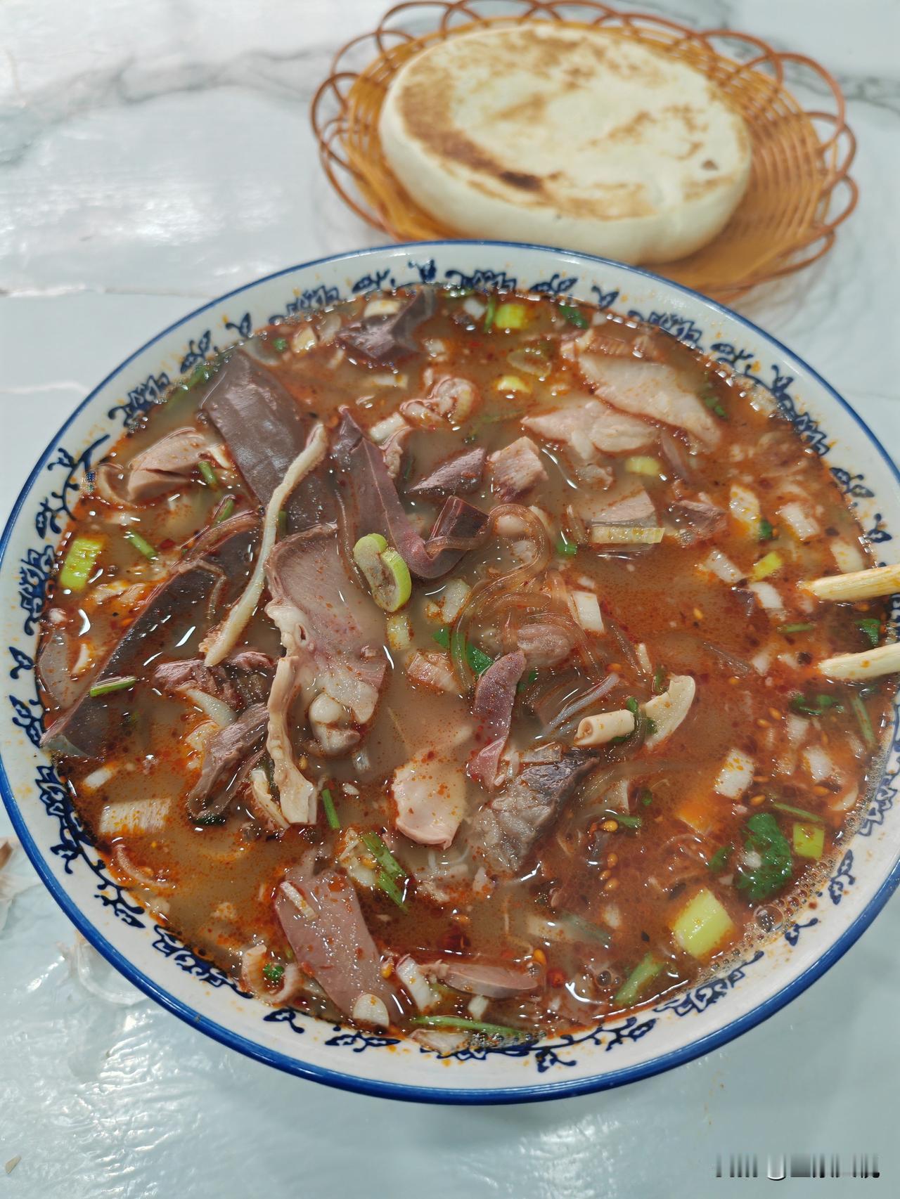 大家看看这是哪里的美食？天水人叫羊杂碎？河南人叫羊杂汤，西安人叫什么？在天水至少