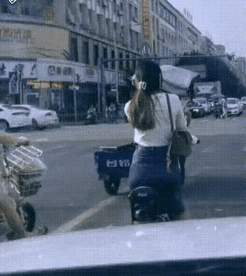 咱哪里差了，严重怀疑这光头在偷看美女！