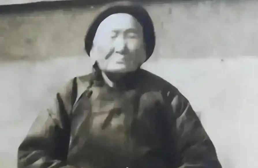 1941年，山东日照，一位老妇人请"汉奸"侄子吃饭，饭吃到一半，突然压低声音：