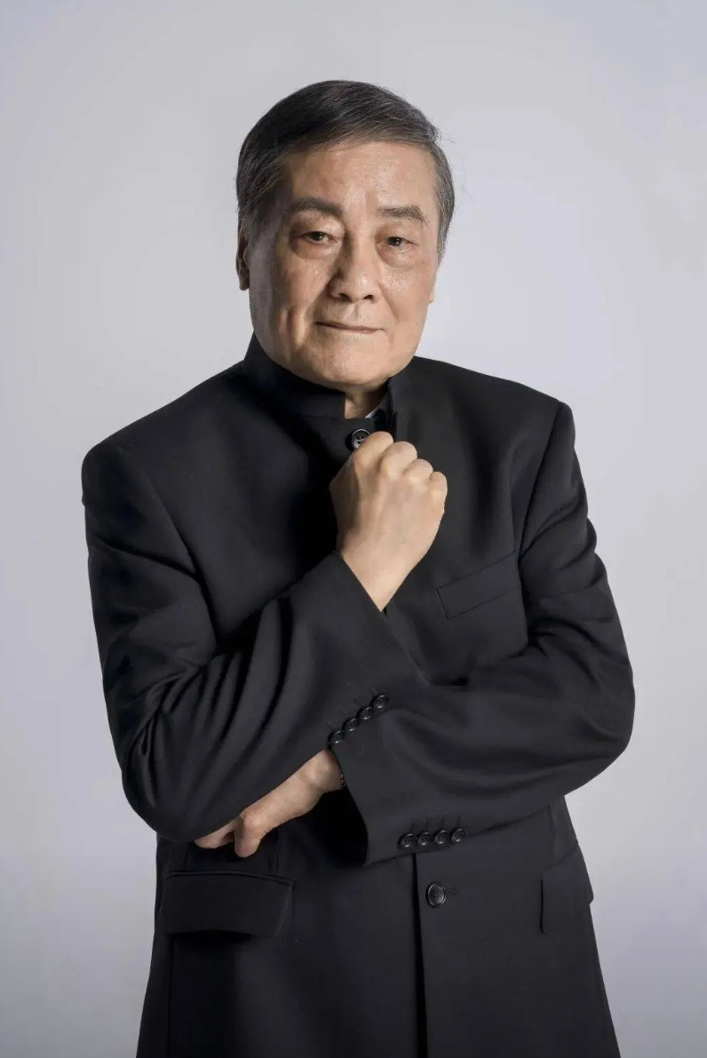 说实话，要是宗庆后没有找杜建英这个女人，说不定还能多活好几年。你看他晚年的照