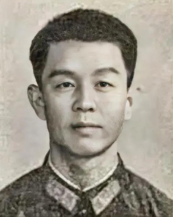 1979年，对越自卫反击战中，李庆海在护送师部首长突围后，又杀了回去，这时，一颗