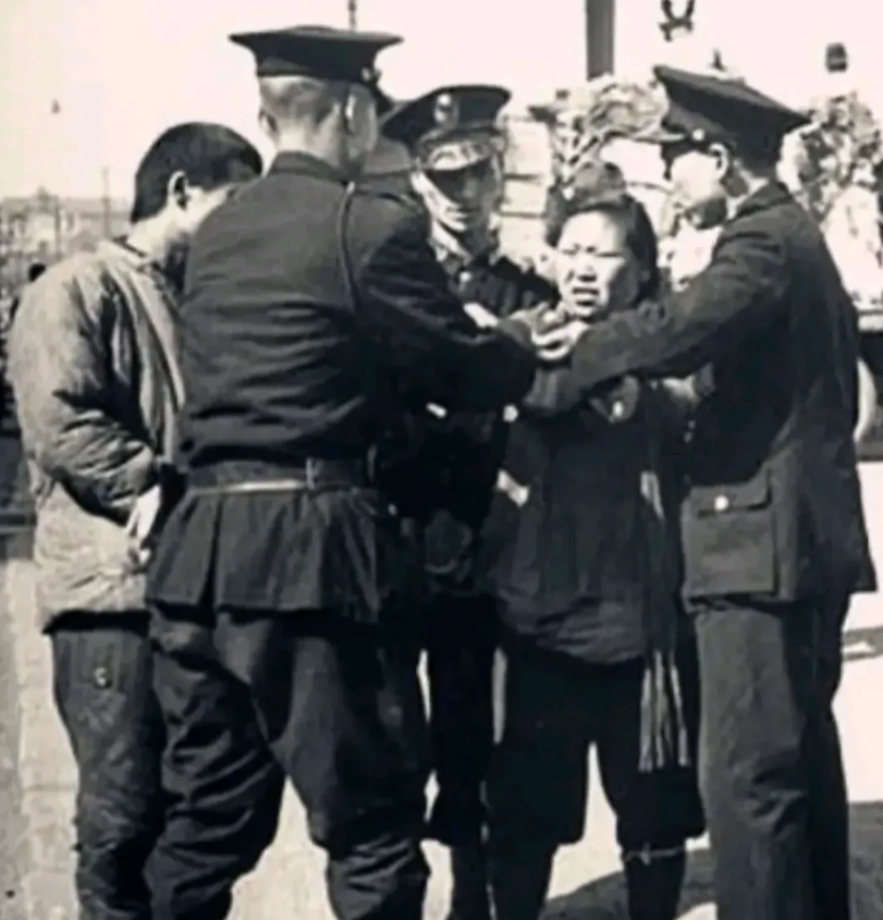 1937年，北平沦陷后，29军军长宋哲元的姨太太落在了鬼子手里。她挺着个大肚子，